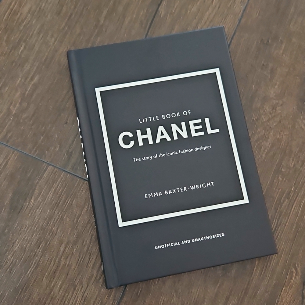 CHANEL Little Guides To Style Fashion Book - NEW